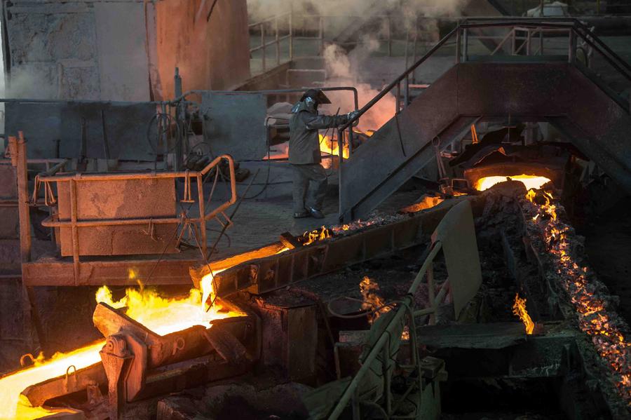 Imagen de archivo de un empleado laborando en las instalaciones de la Fundición de Cobre de la División Ventanas de la Corporación Nacional del Cobre (CODELCO) de Chile, en el pueblo de Las Ventanas, región de Valparaíso, Chile. (Xinhua/Jorge Villegas)