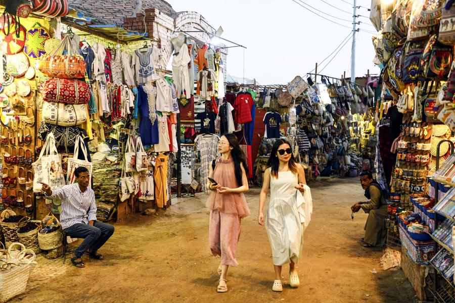 Turistas chinas visitan el pueblo nubio de Gharb Sohail, en Aswan, Egipto, el 4 de mayo de 2025.  (Xinhua/Ahmed Gomaa)