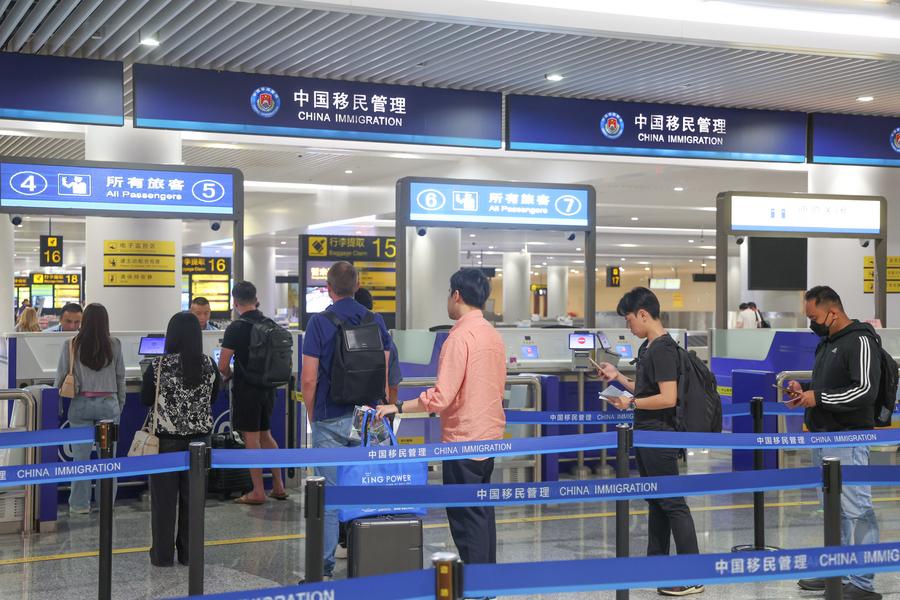 Pasajeros entrantes hacen fila para la revisión de sus documentos en el Aeropuerto Internacional Jiangbei de Chongqing, en el suroeste de China, el 8 de julio de 2025. (Xinhua/Huang Wei)