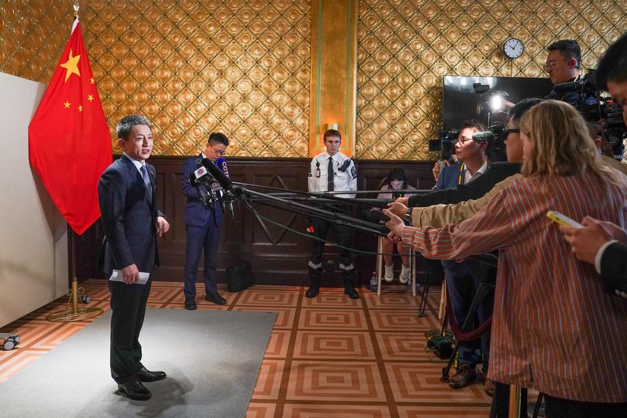 Li Chenggang, representante de comercio internacional del Ministerio de Comercio de China y viceministro de Comercio, habla con periodistas después de la nueva ronda de conversaciones económicas y comerciales entre China y Estados Unidos, en Estocolmo, Suecia, el 29 de julio de 2025. (Xinhua/Peng Ziyang)