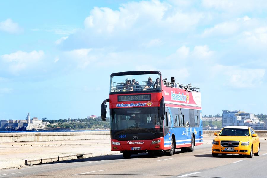 Imagen del 20 de diciembre de 2023 de un ómnibus con turistas extranjeros circulando por una avenida, en La Habana, capital de Cuba. (Xinhua/Joaquín Hernández)