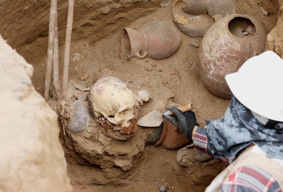 Una arqueóloga trabaja en el hallazgo arqueológico de una tumba perteneciente a la cultura Chancay durante la excavación de una línea de gas natural, en el distrito de Puente Piedra, en el norte de Lima, Perú, el 31 de julio de 2025. (Xinhua/Mariana Bazo)