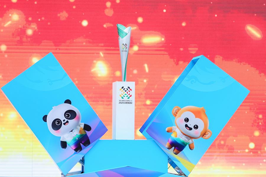 La antorcha llamada "Zhu Meng" (Sue?o de Bambú) de los Juegos Mundiales 2025 es presentada en Chengdu, en la provincia de Sichuan, en el suroeste de China, el 27 de febrero de 2025. (Xinhua)