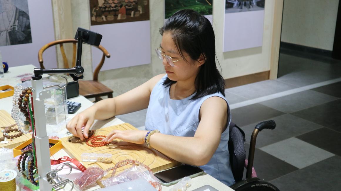 Una tienda de artesanías brinda esperanza a las personas con discapacidad en Jingshan