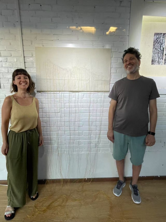 Natheim, y su colaborador Charly Fargas (a la derecha), artistas argentinos que exponen “Afluente” en la Galería de Arte Latinoamericano Mil Gotas de Beijing, 9 de agosto del 2025. (Foto: YAC)