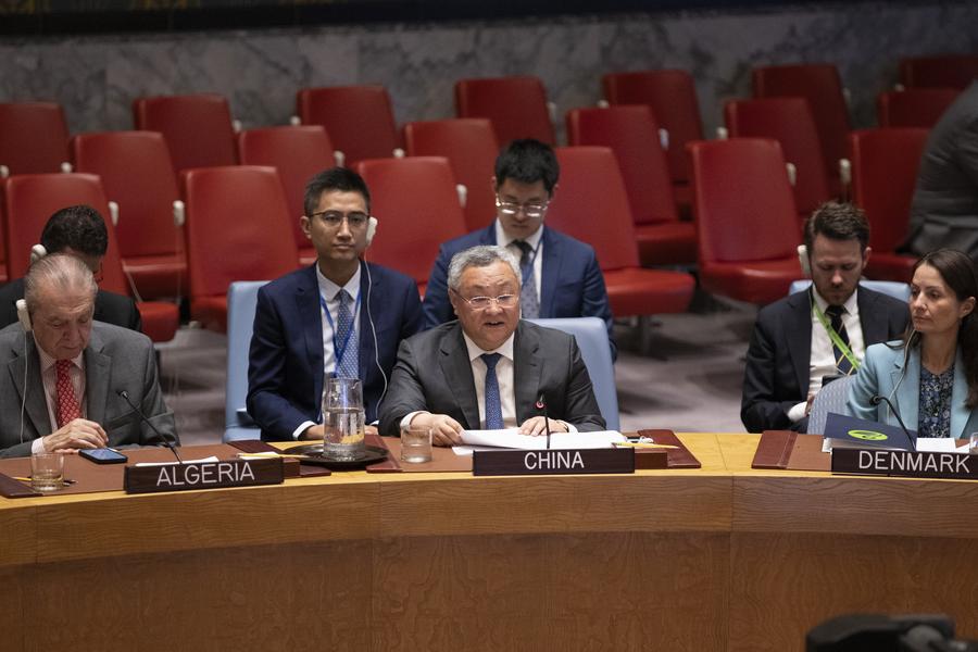 Fu Cong (c-frente), representante permanente de China ante las Naciones Unidas, habla durante un debate abierto del Consejo de Seguridad, en la sede de la ONU, en Nueva York, el 19 de junio de 2025. (Xinhua/Xie E)  