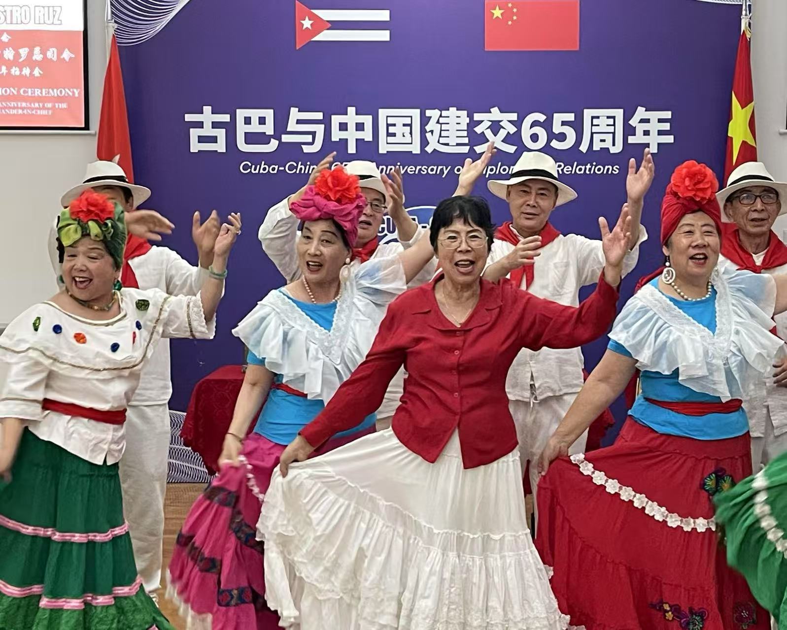 El Coro de Amigos de América Latina interpreta “Cuba, qué linda es Cuba” durante el homenaje al líder histórico de la Revolución cubana, Fidel Castro, en el 99 aniversario de su natalicio, Beijing, 13 de agosto del 2025. (Foto: YAC)