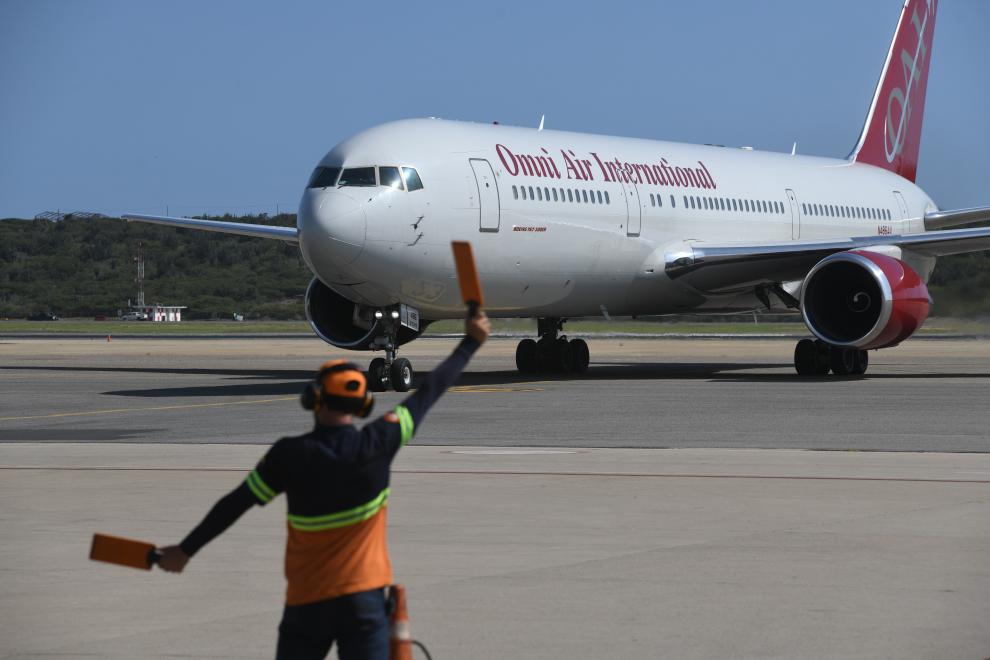 Un avión con migrantes venezolanos deportados desde Estados Unidos a bordo llega al Aeropuerto Internacional Simón Bolívar, en Maiquetía, estado de La Guaira, Venezuela, el 17 de junio de 2025. (Xinhua/Marcos Salgado)