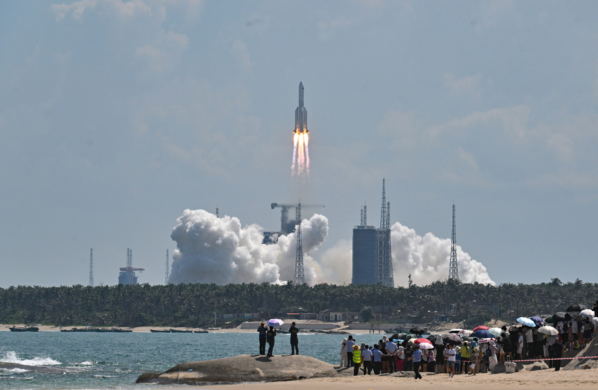 Imagen del 8 de abril de 2022 de un cohete Falcon 9 de SpaceX transportado a la nave espacial Crew Dragon despegando desde el Centro Espacial Kennedy de la Administración Nacional de Aeronáutica y el Espacio (NASA, siglas en inglés), en Florida, Estados Unidos. (Xinhua/Joel Kowsky/NASA) 