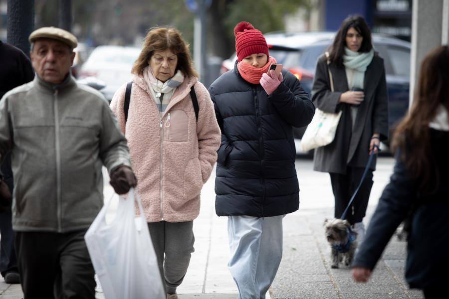 Personas caminan por una calle en la ciudad de Buenos Aires, capital de Argentina, el 30 de junio de 2025. (Xinhua/Martín Zabala)