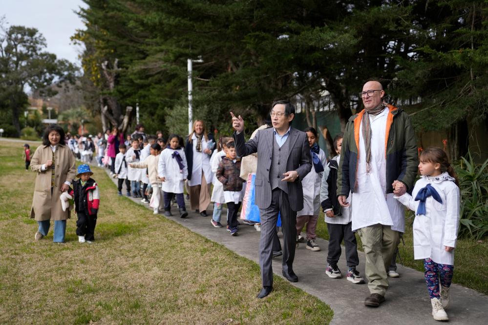 El embajador chino en Uruguay, Huang Yazhong (3-d-frente), recibe en su residencia a los alumnos de la escuela "República Popular China" durante un evento con motivo del Día de la Ni?ez, en Montevideo, capital de Uruguay, el 15 de agosto de 2025. Alumnos de la escuela "República Popular China", ubicada en Montevideo, fueron recibidos el viernes en la residencia del embajador chino en Uruguay, Huang Yazhong, en una jornada de agasajo por el Día de la Ni?ez, que se celebrará en el país sudamericano el próximo domingo. (Xinhua/Nicolás Celaya)