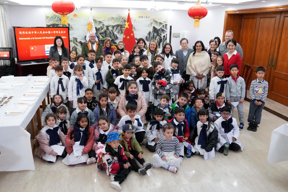 Alumnos de la escuela "República Popular China" posan para una fotografía durante un evento con motivo del Día de la Ni?ez, en la residencia del embajador chino en Uruguay, en Montevideo, capital de Uruguay, el 15 de agosto de 2025. Alumnos de la escuela "República Popular China", ubicada en Montevideo, fueron recibidos el viernes en la residencia del embajador chino en Uruguay, Huang Yazhong, en una jornada de agasajo por el Día de la Ni?ez, que se celebrará en el país sudamericano el próximo domingo. (Xinhua/Nicolás Celaya)