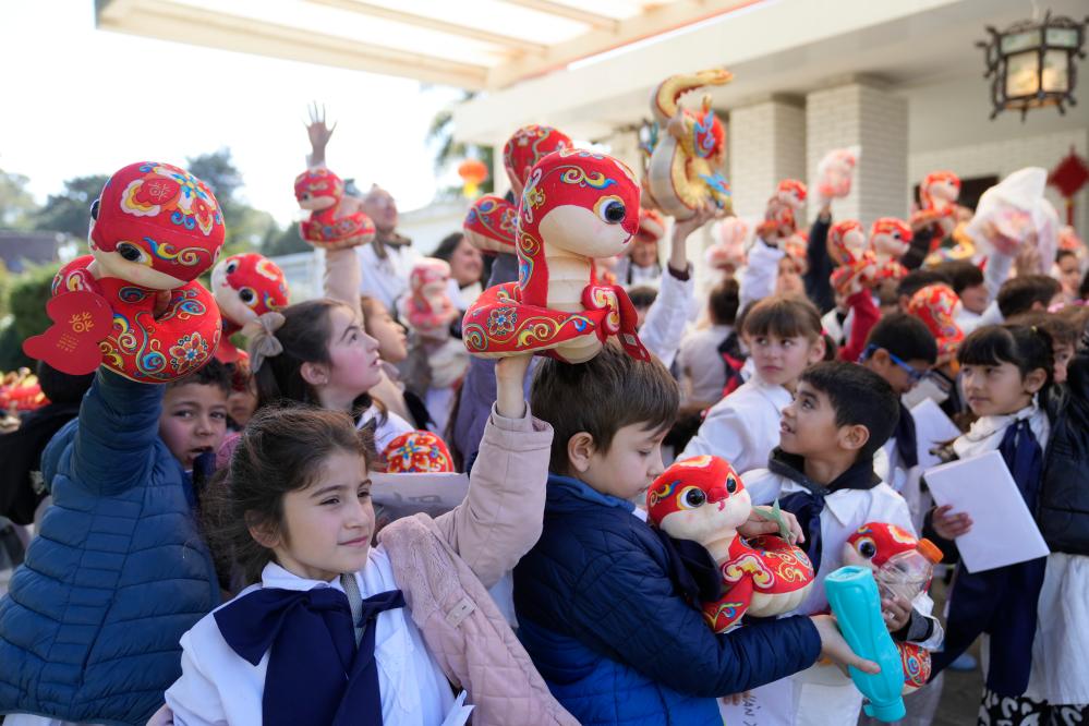 Alumnos de la escuela "República Popular China" muestran regalos recibidos durante un evento con motivo del Día de la Ni?ez, en la residencia del embajador chino en Uruguay, en Montevideo, capital de Uruguay, el 15 de agosto de 2025. Alumnos de la escuela "República Popular China", ubicada en Montevideo, fueron recibidos el viernes en la residencia del embajador chino en Uruguay, Huang Yazhong, en una jornada de agasajo por el Día de la Ni?ez, que se celebrará en el país sudamericano el próximo domingo. (Xinhua/Nicolás Celaya)