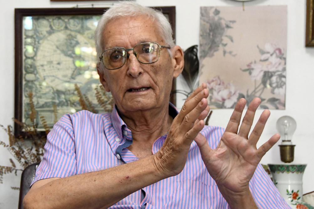 Imagen del 12 de agosto de 2025 del académico cubano, José Luis Robaina, considerado uno de los principales expertos cubanos en asuntos asiáticos, hablando durante una entrevista con la Agencia de Noticias Xinhua, en La Habana, capital de Cuba. El desempe?o internacional de China ha sido conceptualizado como un modelo de "paz y multilateralismo" por el veterano sinólogo cubano José Luis Robaina que, en tres diferentes etapas, vivió desde Beijing los sucesos más trascendentes de la historia moderna china. (Xinhua/Joaquín Hernández)