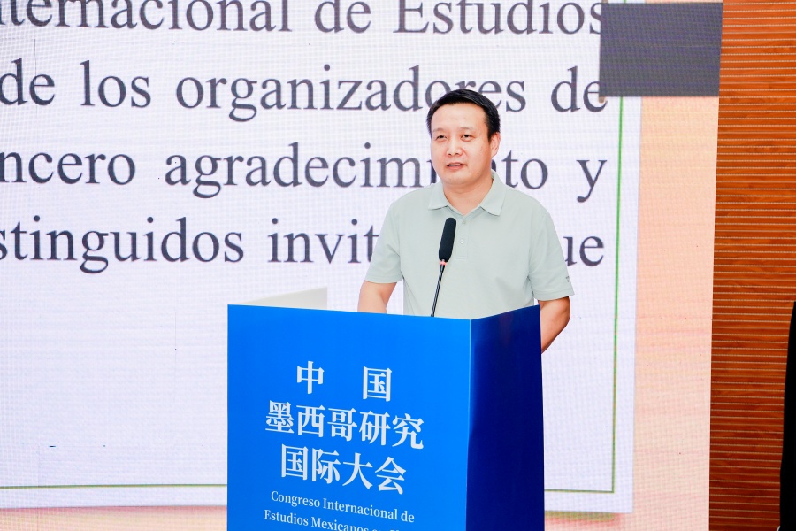 Figura 2: Dr. Guo Cunhai ofreciendo su discurso en la ceremonia de inauguración (Foto proporcionada por el Congreso Internacional de Estudios sobre México en China)