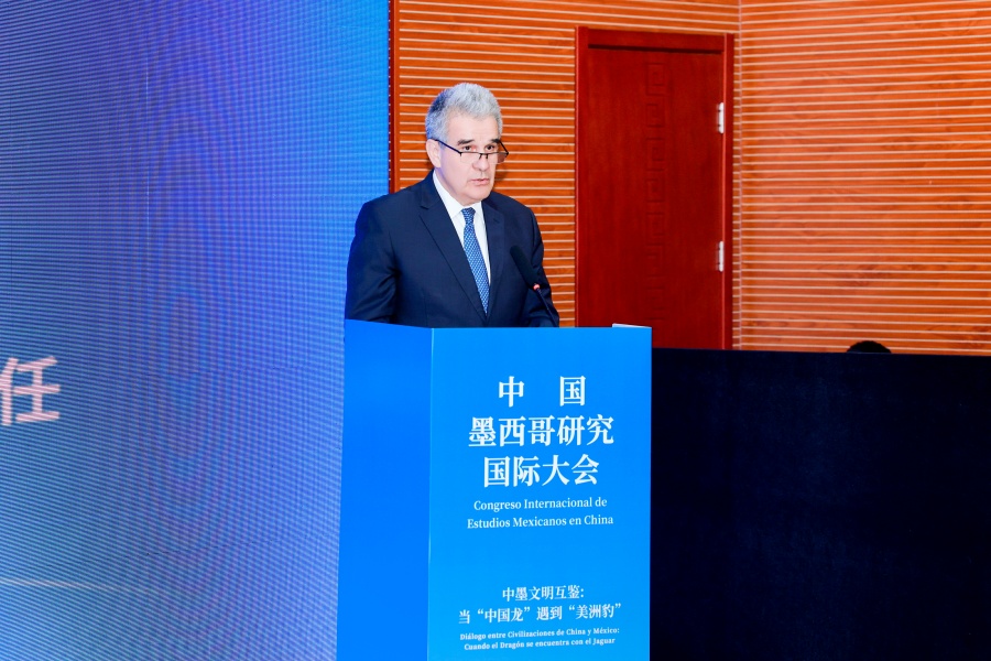 Figura 4: El profesor Adalberto Noyola pronunciando su discurso en la ceremonia de inauguración (Foto proporcionada por el Congreso Internacional de Estudios sobre México en China)
