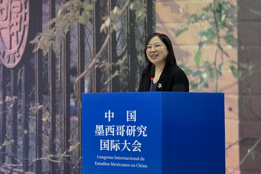 Figura 5: El profesor Cheng Yiyang interviniendo en la ceremonia de inauguración (Foto proporcionada por el Congreso Internacional de Estudios sobre México en China)