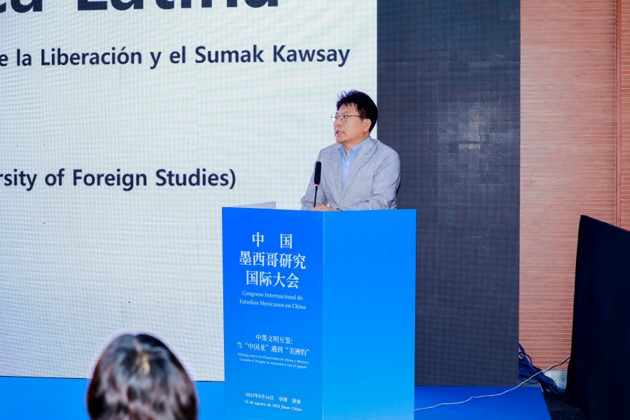 Figura 8: El profesor Jo Young-Hyun presentando su ponencia magistral en el congreso(Foto proporcionada por el Congreso Internacional de Estudios sobre México en China)