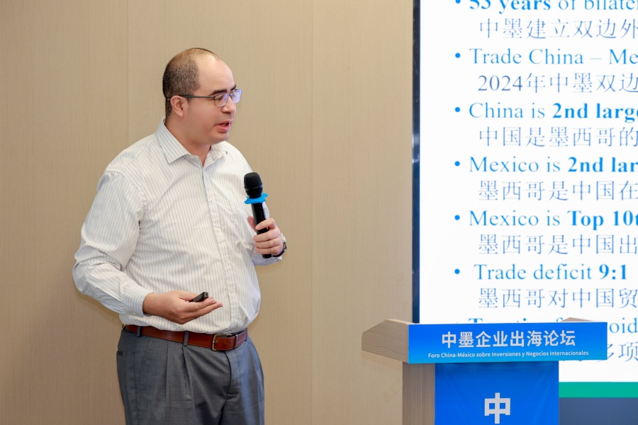 Figura 10: El vicepresidente ejecutivo Víctor Cadena ofreciendo su ponencia en el subforo(Foto proporcionada por el Congreso Internacional de Estudios sobre México en China)