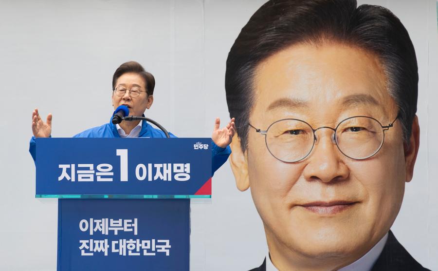Lee Jae-myung, candidato presidencial del Partido Democrático, habla durante una campa?a electoral, en Seúl, República de Corea, el 19 de mayo de 2025. (Xinhua/Jun Hyosang)