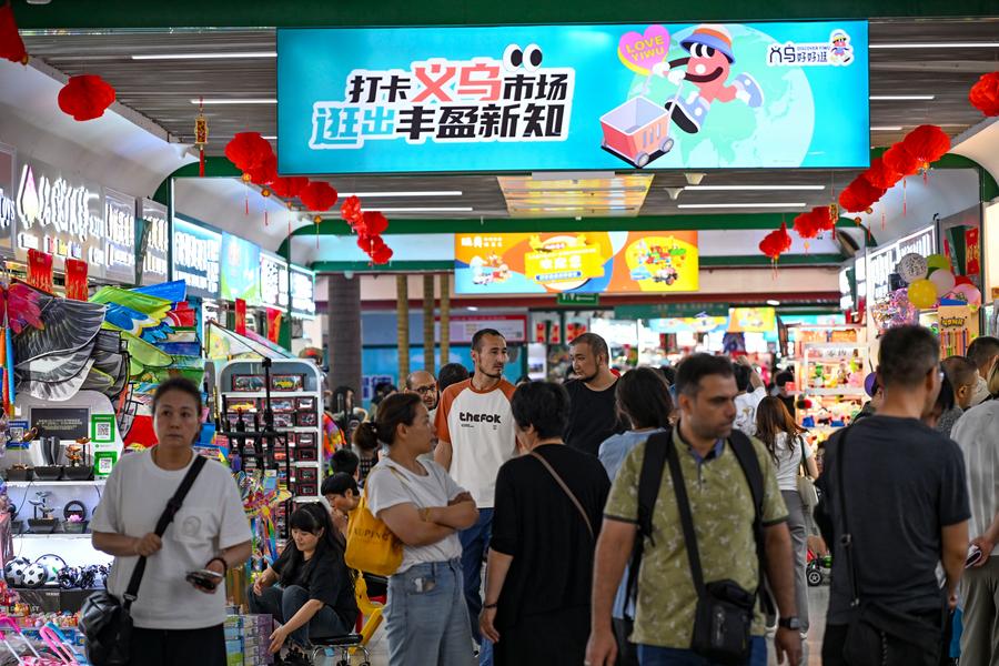 Personas hacen compras en el Mercado Internacional de Yiwu, en Yiwu, provincia de Zhejiang, en el este de China, el 16 de mayo de 2025. (Xinhua/Chen Shuo)