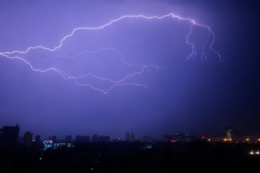Relámpagos cruzan el cielo de Beijing durante una tormenta, en esta foto tomada desde el distrito de Haidian, en el centro de la capital china, el 13 de mayo de 2025. (Xinhua/Hu Jingwen)