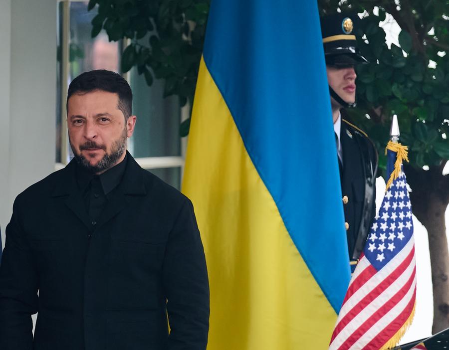 El presidente ucraniano, Volodymyr Zelensky (i), llega a la Casa Blanca, en Washington D. C., Estados Unidos, el 18 de agosto de 2025. (Xinhua/Hu Yousong) 