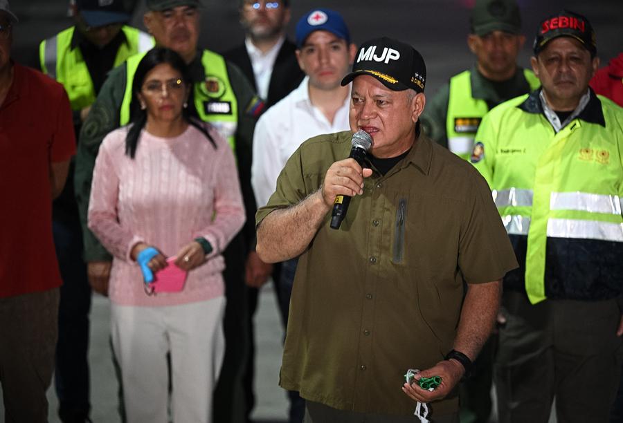El ministro del Interior, Justicia y Paz venezolano, Diosdado Cabello (frente), habla durante la llegada de migrantes venezolanos que se encontraban detenidos en El Salvador por Estados Unidos, en el Aeropuerto Internacional Simón Bolívar, en Maiquetía, estado de La Guaira, Venezuela, el 18 de julio de 2025. (Xinhua/Str) 