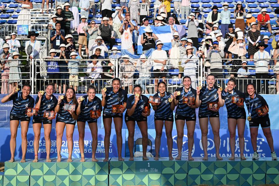 El equipo de Argentina posa durante la ceremonia de premiación del evento de balonmano de playa femenino en los Juegos Mundiales 2025, en Chengdu, en la provincia de Sichuan, en el suroeste de China, el 12 de agosto de 2025. (Xinhua/Chen Zhenhai)