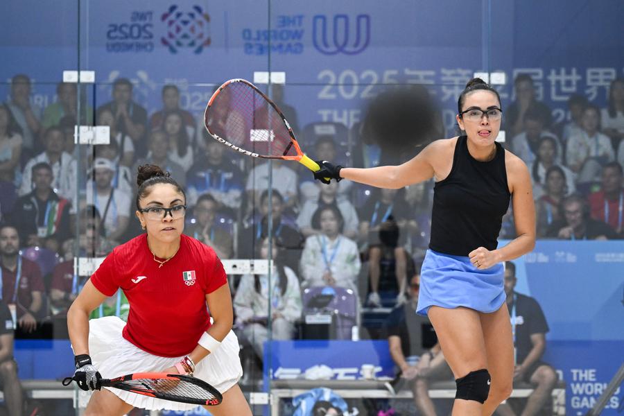 María José Vargas Parada (d), de Argentina, y Paola Michell Longoria López, de México, compiten durante el partido por la medalla de oro de individuales femeninos de ráquetbol en los Juegos Mundiales 2025, en Chengdu, en la provincia de Sichuan, en el suroeste de China, el 17 de agosto de 2025. (Xinhua/Du Zixuan)