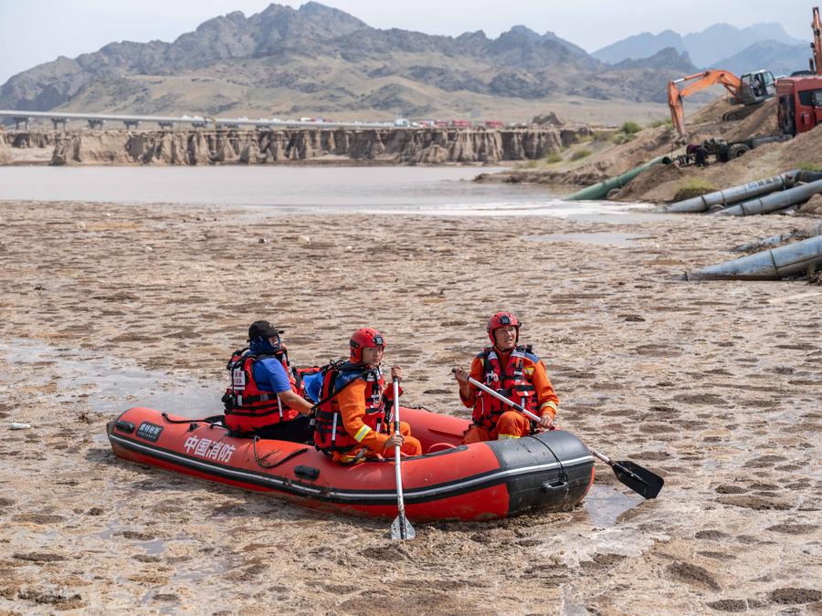 Bomberos buscan a los desaparecidos en la bandera de Urad Rear, en la ciudad de Bayannur, región autónoma de Mongolia Interior, en el norte de China, el 18 de agosto de 2025. (Xinhua/Ma Jinrui)