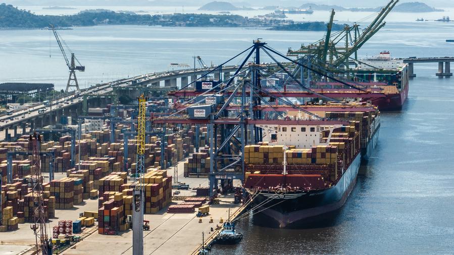 Vista aérea del 3 de abril de 2025 de la actividad naviera en un puerto, en Río de Janeiro, Brasil.  (Xinhua/Wang Tiancong)