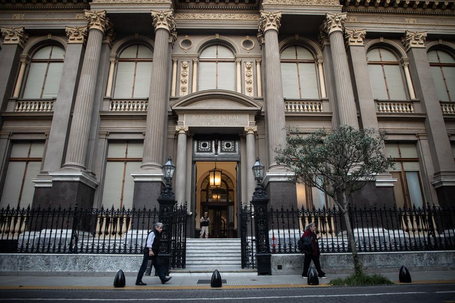 Imagen del 11 de abril de 2025 de personas caminando frente a una de las entradas del Banco Central de la República Argentina, en la ciudad de Buenos Aires, capital de Argentina. (Xinhua/Martín Zabala)