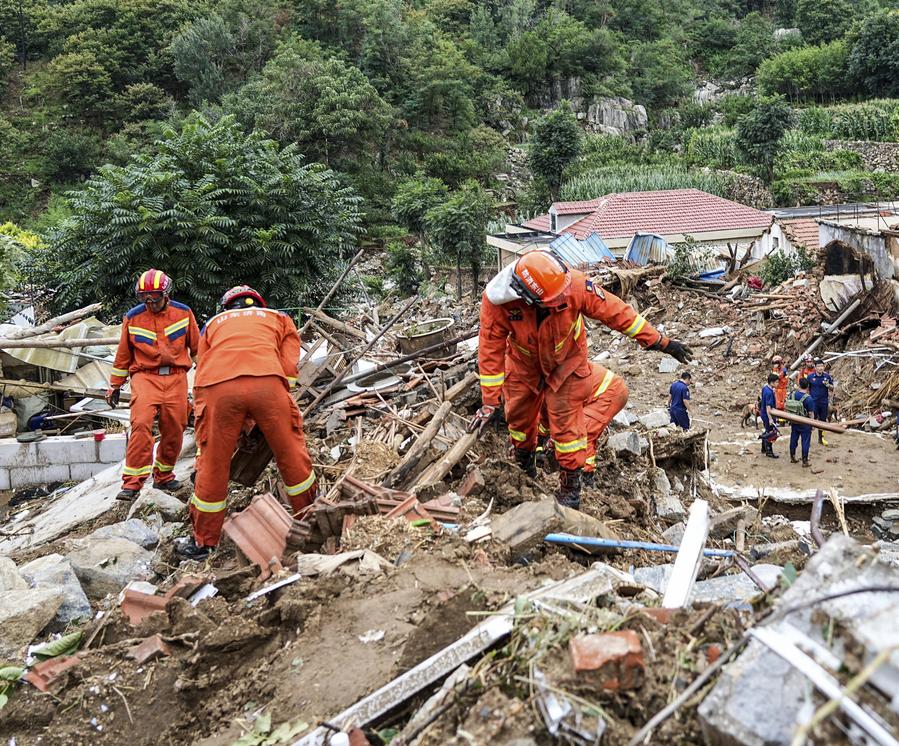Rescatistas realizan operaciones de rescate, en la aldea de Shiwuzi, en el poblado de Dawangzhuang, en el distrito de Laiwu, en Jinan, en la provincia de Shandong, en el este de China, el 22 de julio de 2025. (Xinhua/Zhu Zheng) 