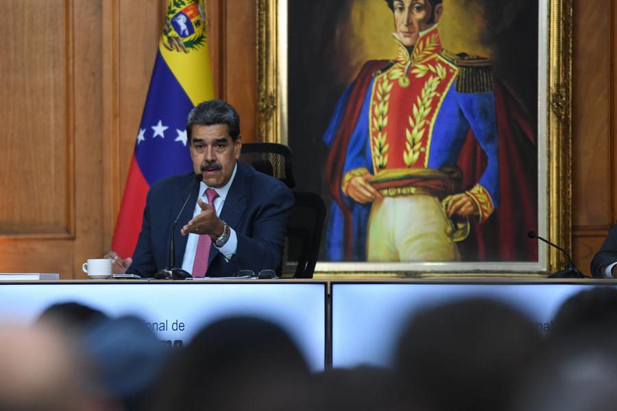 Imagen del 27 de junio de 2025 del presidente venezolano, Nicolás Maduro, hablando durante el acto de entrega del Premio Nacional de Periodismo Simón Bolívar 2025 en el Palacio de Miraflores, en Caracas, Venezuela. (Xinhua/Marcos Salgado)