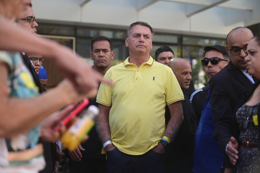 El expresidente brasile?o, Jair Bolsonaro (c), sale del hospital, en Brasilia, Brasil, el 16 de agosto de 2025. (Xinhua/Lucio Tavora)