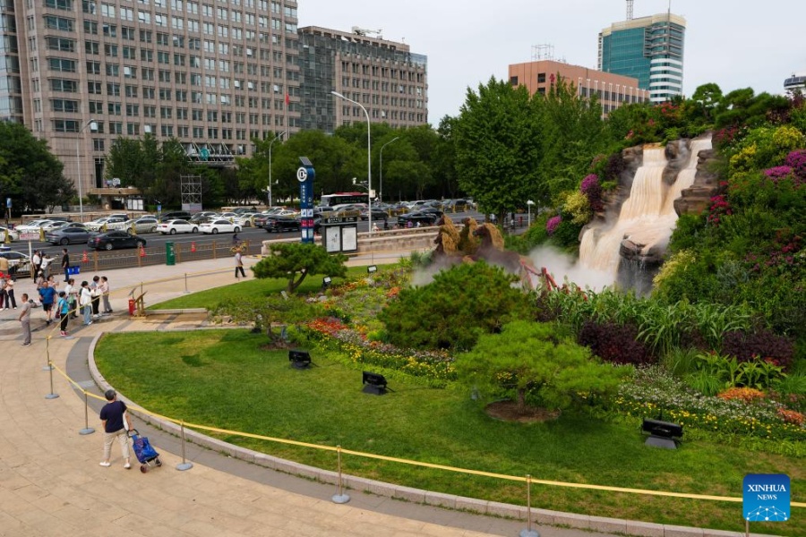 Arreglos florales adornan Beijing antes de desfile por Día de la Victoria