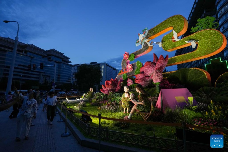 Arreglos florales adornan Beijing antes de desfile por Día de la Victoria