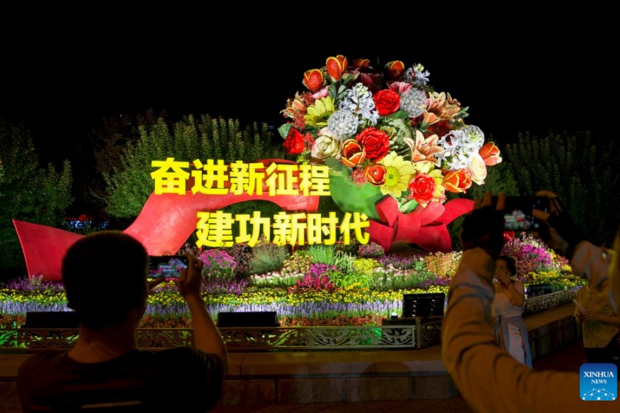 Arreglos florales adornan Beijing antes de desfile por Día de la Victoria