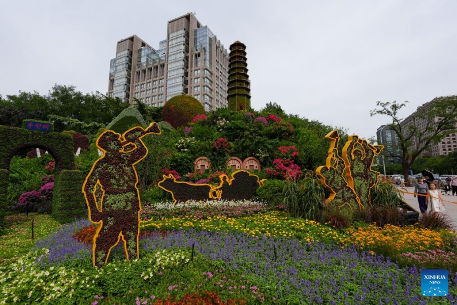 Arreglos florales adornan Beijing antes de desfile por Día de la Victoria
