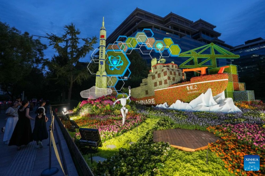 Arreglos florales adornan Beijing antes de desfile por Día de la Victoria