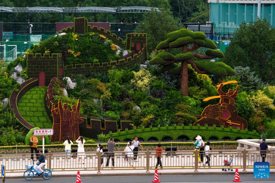 Arreglos florales adornan Beijing antes de desfile por Día de la Victoria