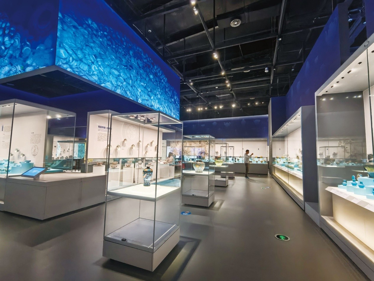 La foto muestra la sala de exposiciones "Maravillas Azules Profundas", que presenta artefactos seleccionados recuperados de los naufragios n.o 1 y n.o 2, descubiertos en la vertiente noroeste del Mar Meridional de China, en el Museo del Mar Meridional de China de China (Hainan) en Qionghai, provincia de Hainan, sur de China. (Foto proporcionada por la Administración Estatal de Patrimonio Cultural de China)