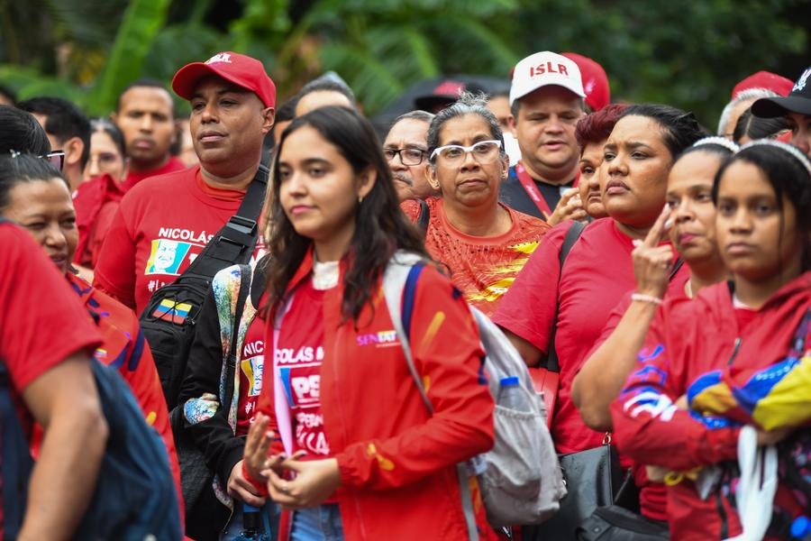 Personas esperan para alistarse en la Milicia Nacional Bolivariana durante la segunda jornada de alistamiento en Caracas, Venezuela, el 29 de agosto de 2025. (Xinhua/Marcos Salgado)