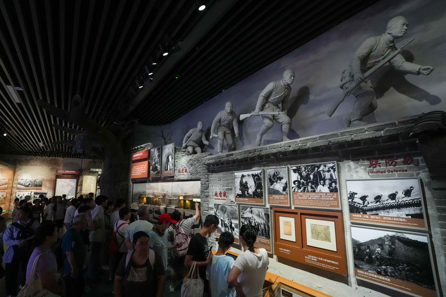 Personas visitan una exposición con el tema "Por la liberación nacional y la paz mundial" en el Museo de la Guerra de Resistencia del Pueblo Chino contra la Agresión Japonesa, en Beijing, capital de China, el 8 de julio de 2025. (Xinhua/Ju Huanzong) 