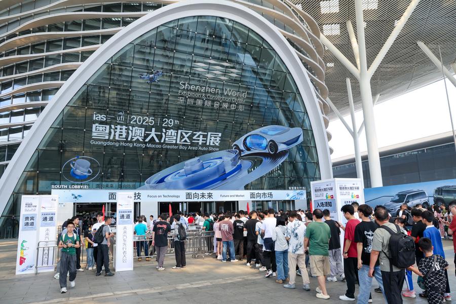 Visitantes ingresan en el Centro Internacional de Exposiciones y Convenciones de Shenzhen para el Show Internacional del Automóvil de la Gran área de la Bahía de Guangdong-Hong Kong-Macao en la ciudad de Shenzhen, en la provincia meridional china de Guangdong, el 31 de mayo de 2025. (Xinhua/Liang Xu)