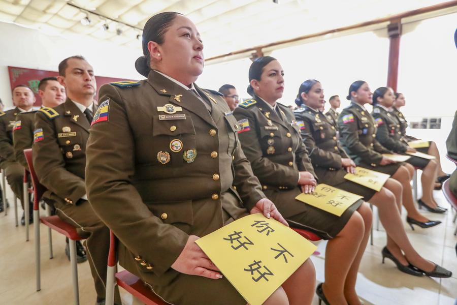Imagen del 9 de junio del 2025 de integrantes de la Policía Nacional de Ecuador asistiendo a la ceremonia de clausura del programa de capacitación en idioma chino mandarín, en la Academia de Lengua China Siyuan, en la ciudad de Quito, capital de Ecuador. (Xinhua/Ricardo Landeta)