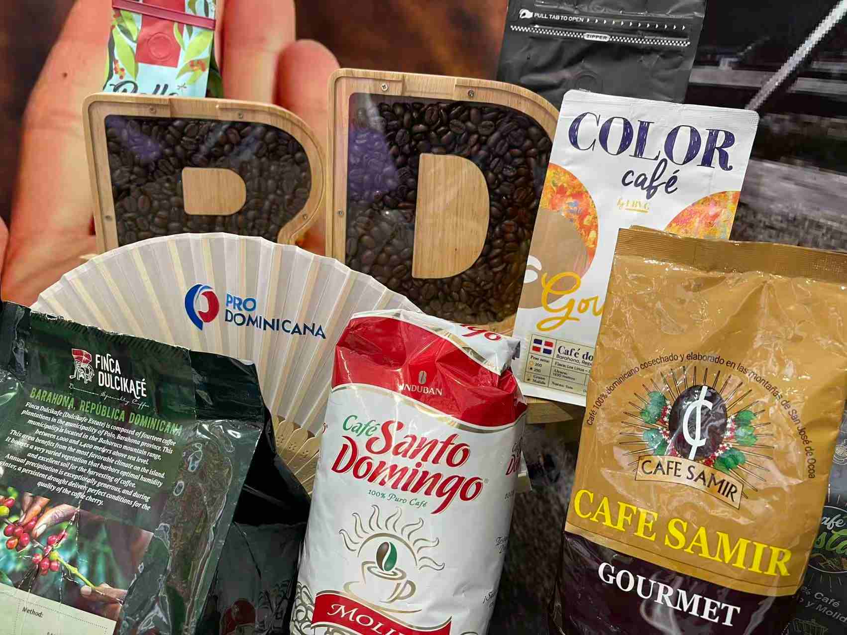 Distintas marcas de café dominicano se exhiben en el Café Show China 2025, Beijing, 30 de agosto del 2025. (Foto: YAC)