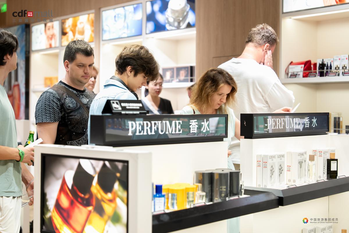 Compradores en el Complejo Comercial Duty Free Internacional de Sanya de China Duty Free Group durante las vacaciones de verano. [Foto proporcionada a chinadaily.com.cn]