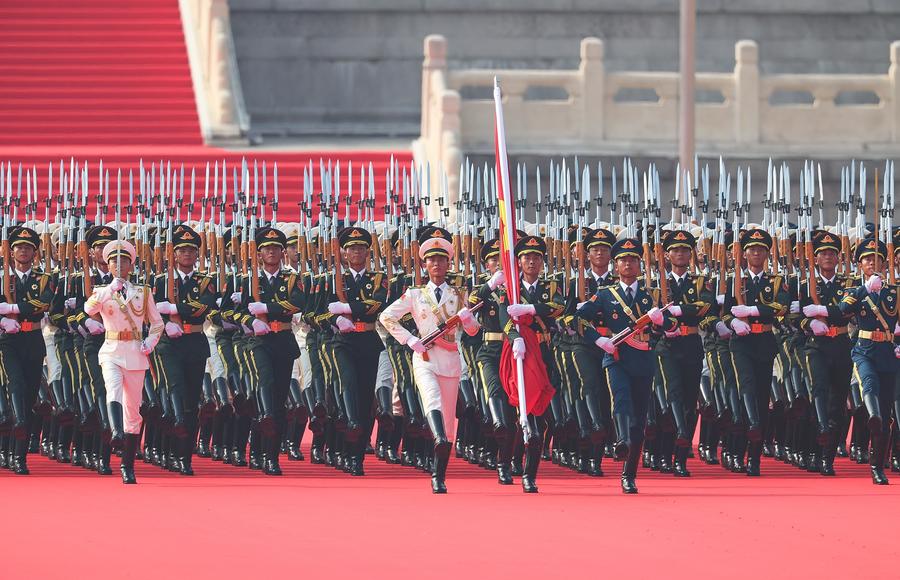 Guardias de honor escoltan la bandera nacional china para una ceremonia de izamiento de bandera durante una gran concentración para conmemorar el 80° aniversario de la victoria en la Guerra de Resistencia del Pueblo Chino contra la Agresión Japonesa y la Guerra Mundial Antifascista, en Beijing, capital de China, el 3 de septiembre de 2025. (Xinhua/Liu Dawei)